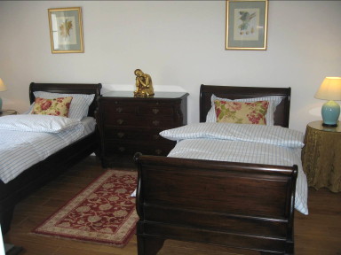 Finch Cottage - Twin bedroom - a peaceful night - larger image