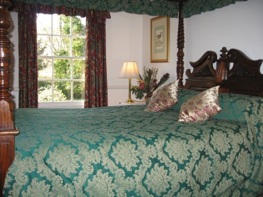 Peacock Cottage - Main bedroom - larger image