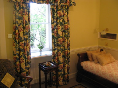 Grizel's Room - Sleigh bed - larger image