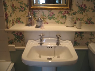 The Smithy - Bathroom - larger image